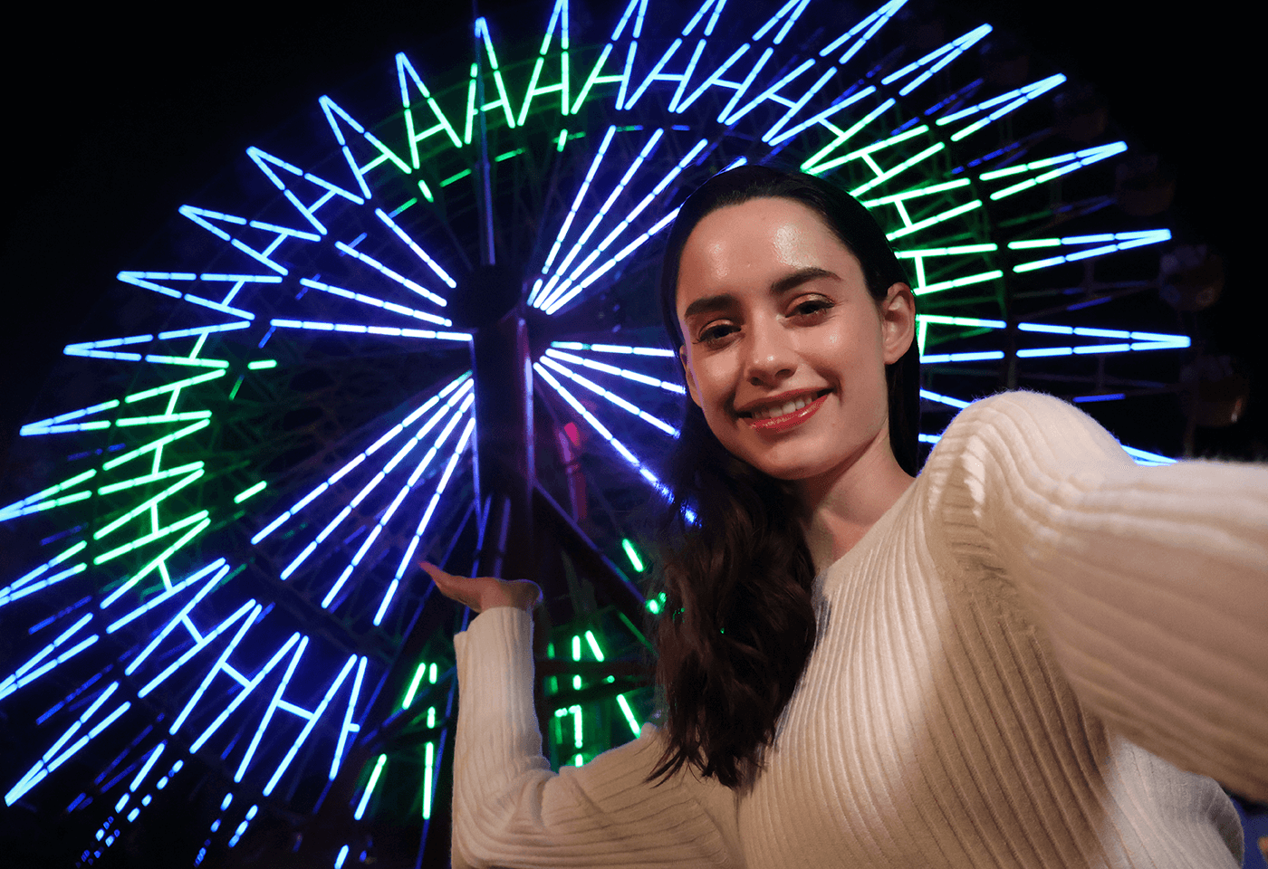 Image of model posing with ferris wheel taken using RF-S 18-45mm f/4.5-6.3 IS STM standard zoom lens