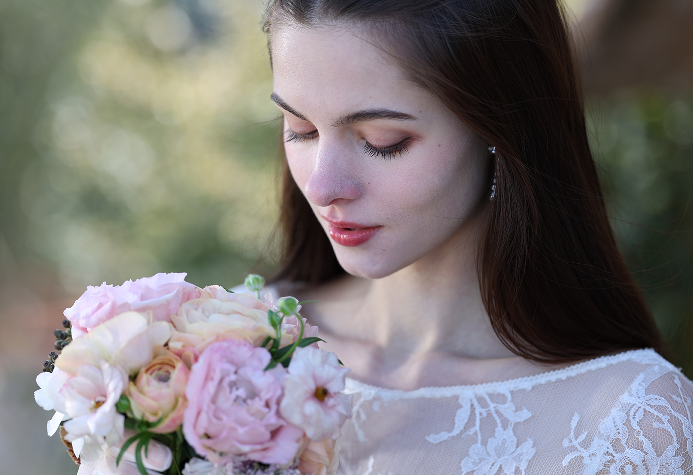 Image of a girl holding a bouquet of flowers taken using the RF 100-300mm f/2.8L IS USM telephoto lens