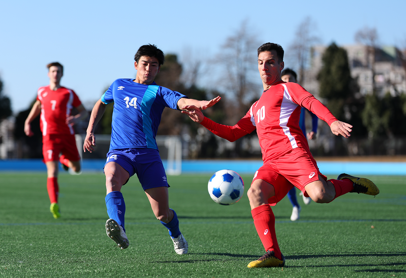 Image of football players taken using the RF 100-300mm f/2.8L IS USM telephoto lens