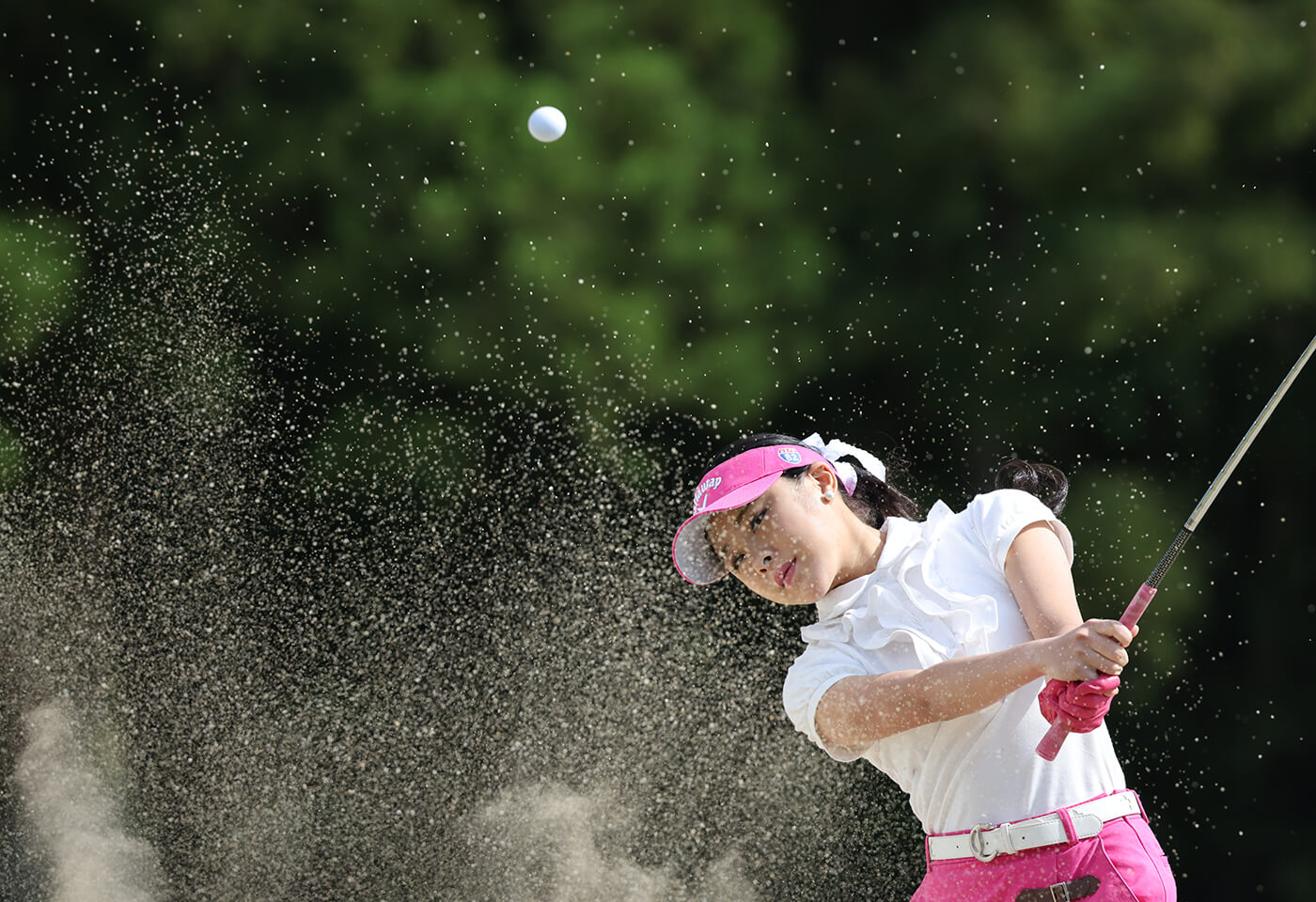 Woman playing golf taken using RF 100-500mm f/4.5-7.1 L IS USM