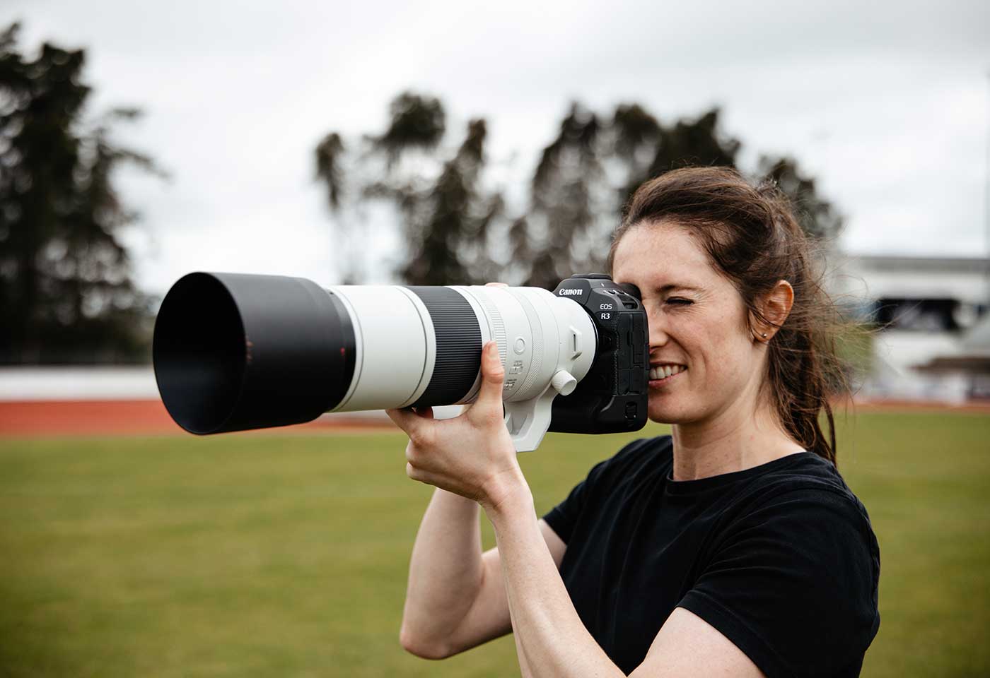 Photographer using the Canon RF 200-800mm f/6.3-9 IS USM telephoto lens with hood