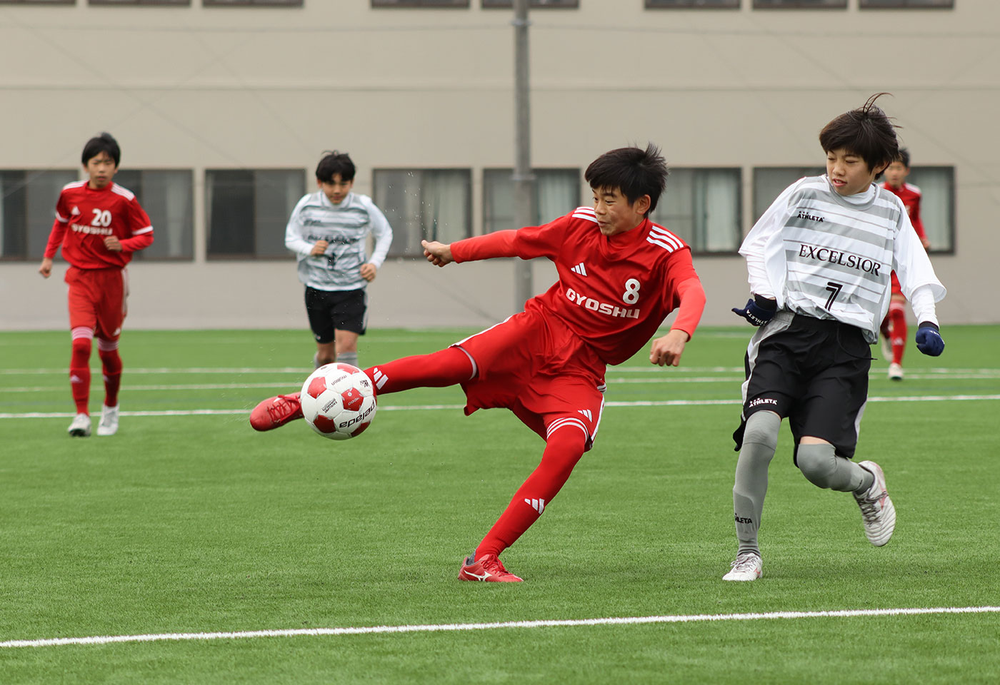Image of a football game taken using the  RF 75-300mm f/4-5.6 telephoto lens