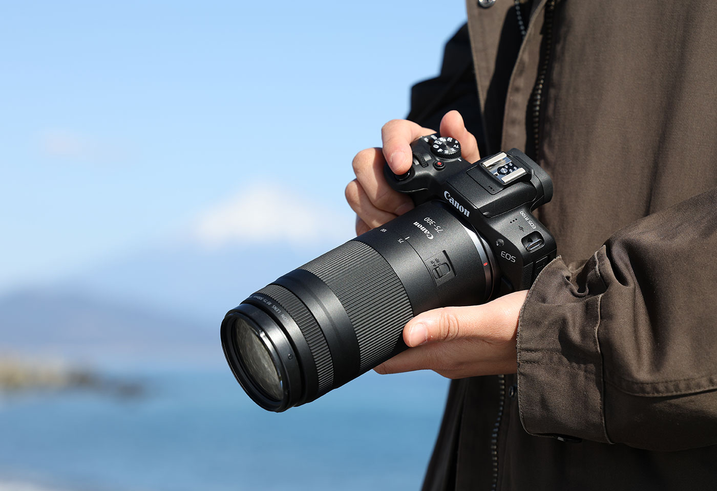 Image of the RF 75-300mm f/4-5.6 telephoto lens mounted on a Canon EOS camera being used