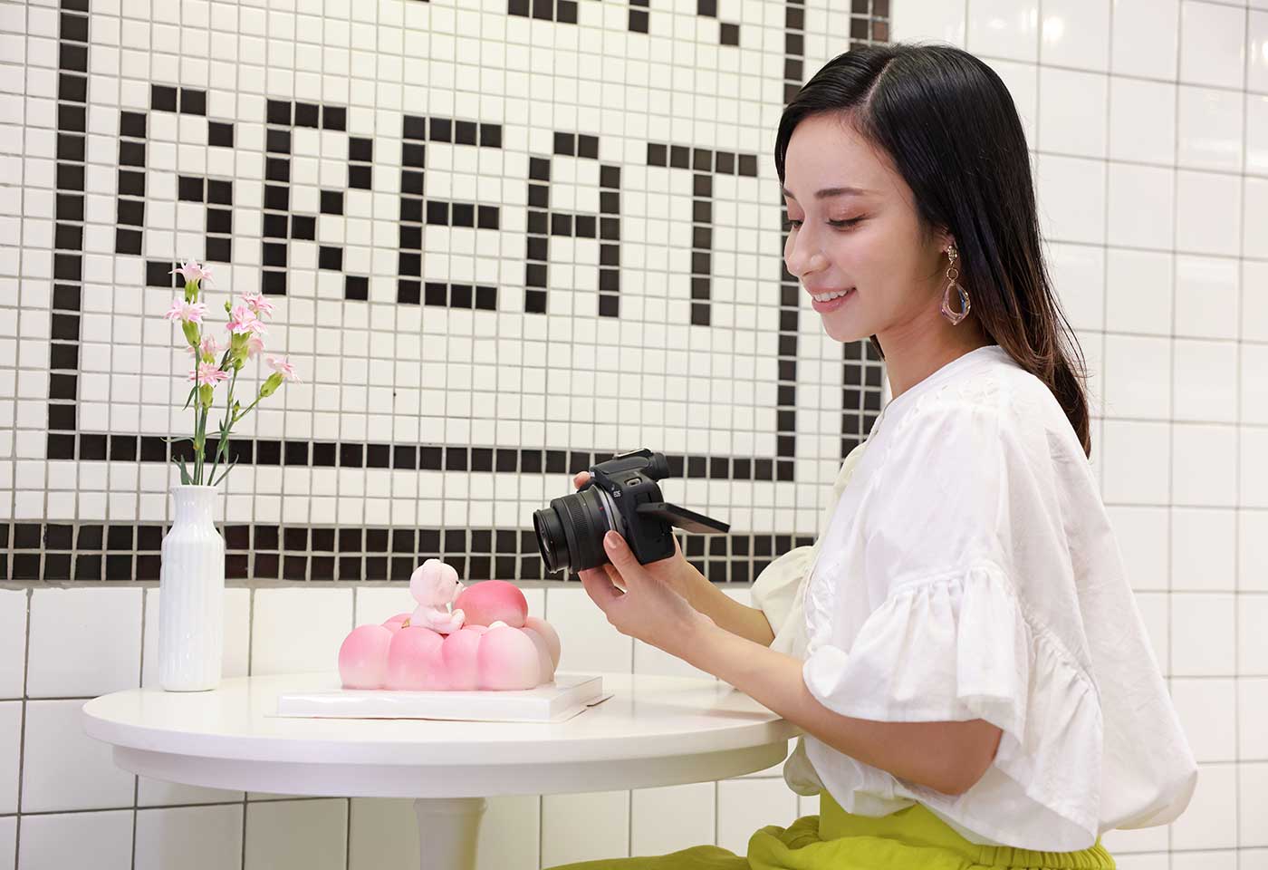 Vlogger using an EOS camera with the RF-S 10-18mm f/4.5-6.3 IS STM wide angle lens