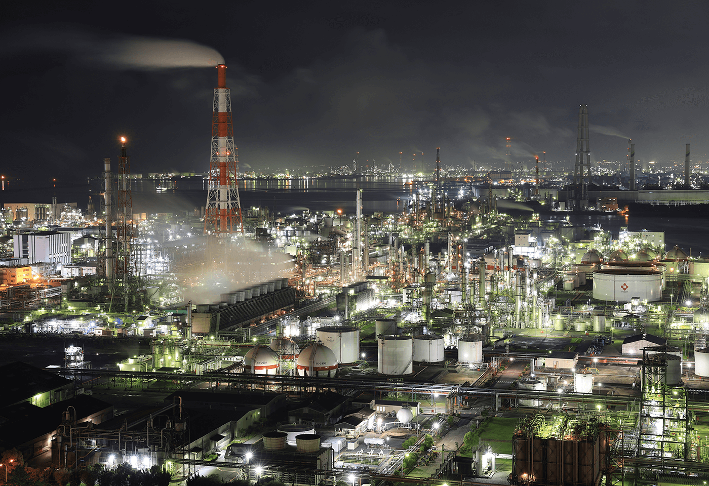 The camera’s In-Body IS works in tandem with the Optical IS built into many RF lenses, letting you shoot handheld in dim light or while using longer shutter speeds.