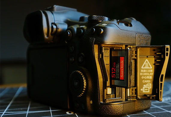 Image of the EOS R6 Mark III camera memory card slot