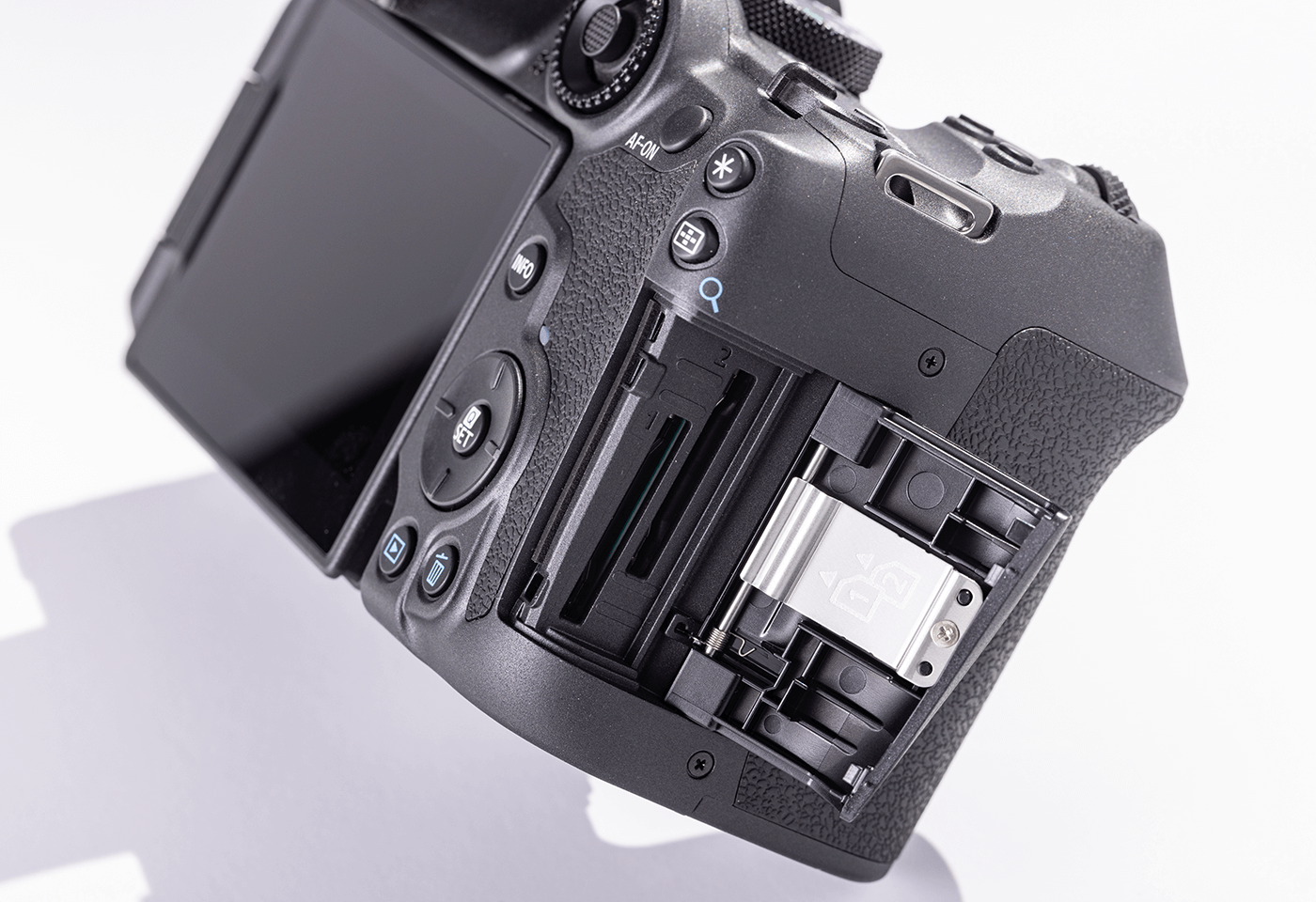 EOS R7 memory card slot