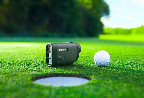 Golf player using the PowerShot GOLF rangefinder