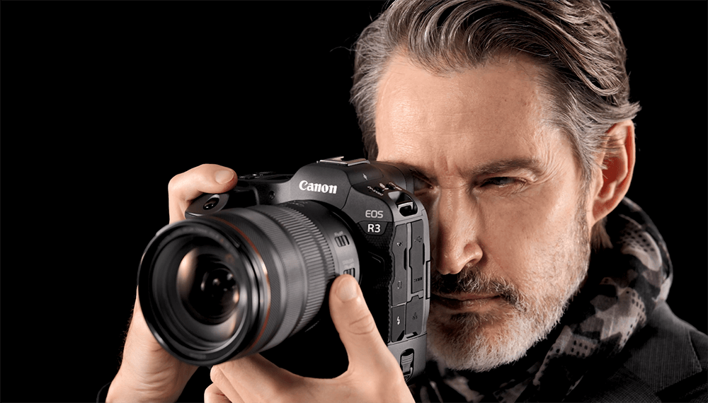 Photographer using EOS R3 mirrorless camera