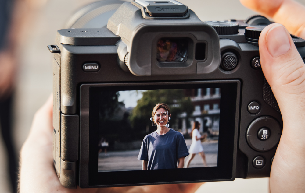 3 people captured through EOS R8 Mark II 