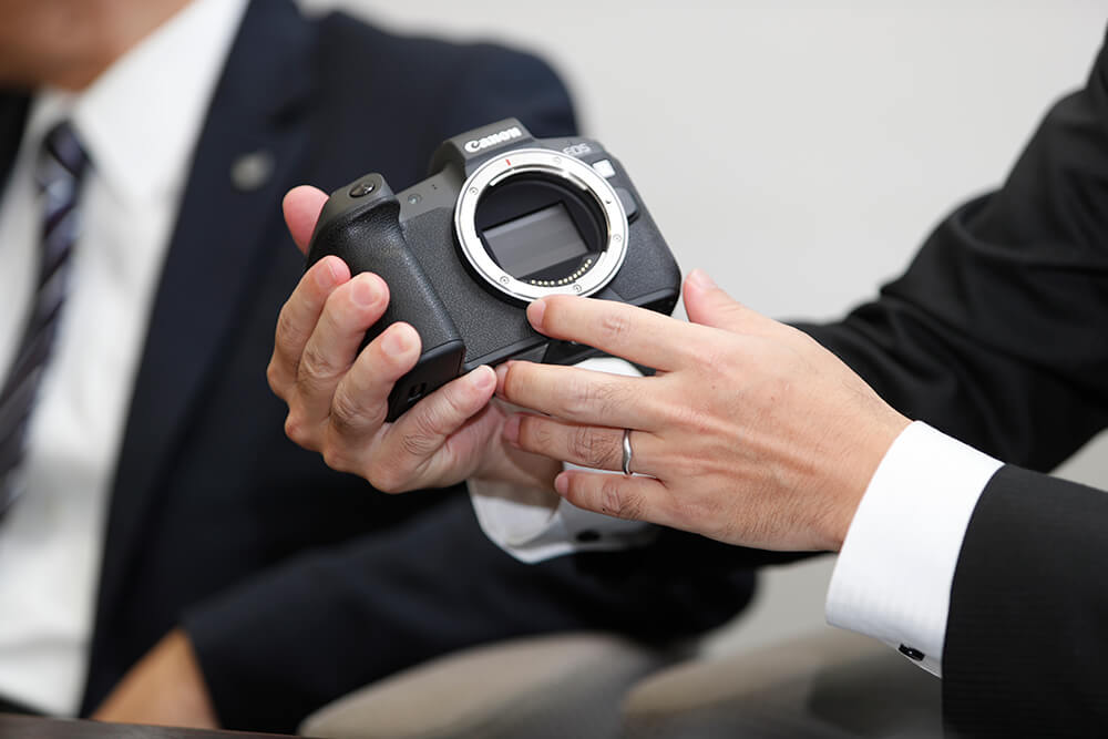 Photo of the EOS R mount