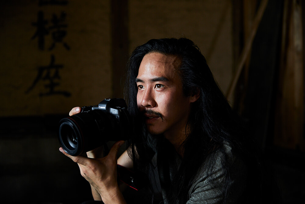  image of Jarrad Seng holding the EOS R